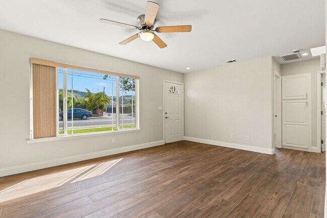 Foto del edificio - Beautifully Renovated Hayward Home w/ Spacious Yard & Laundry