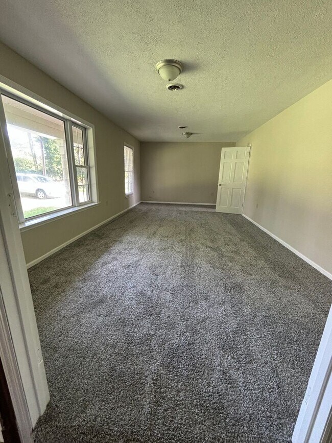 Building Photo - 985 Pineland Ave