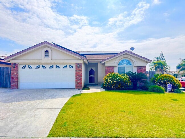 Foto del edificio - STAY COOL AND SAVE — ENJOY SOLAR-POWERED SAVINGS COMPARED TO STANDARD PG&E RATES