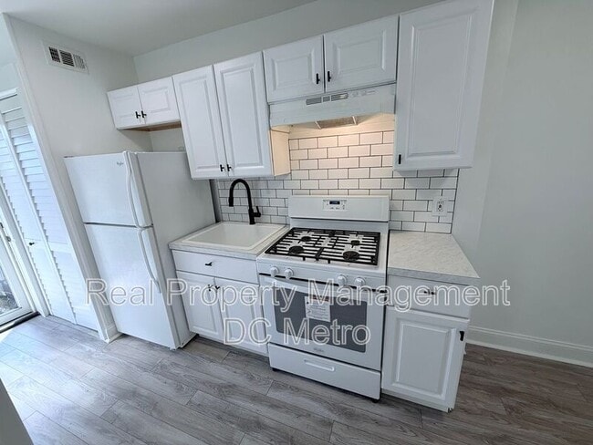 Building Photo - 1447 Holbrook St NE