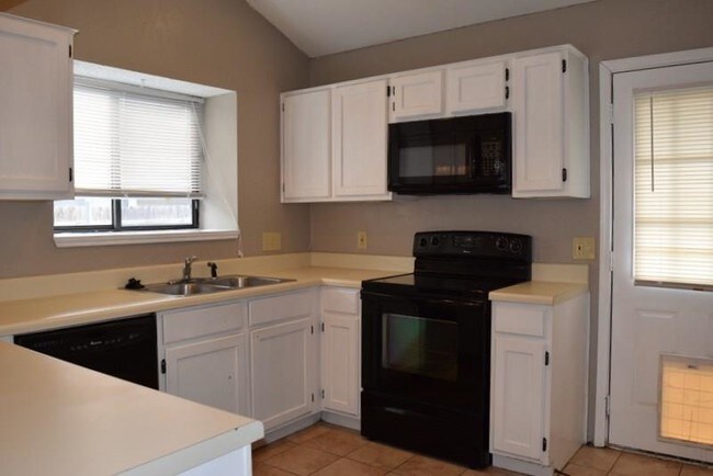 Building Photo - 814 Ashmount Ln