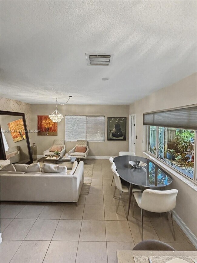 Foto del edificio - 1423 Holly Heights Dr