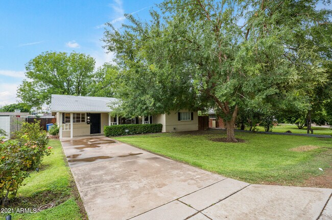 Building Photo - 1627 E Solano Dr