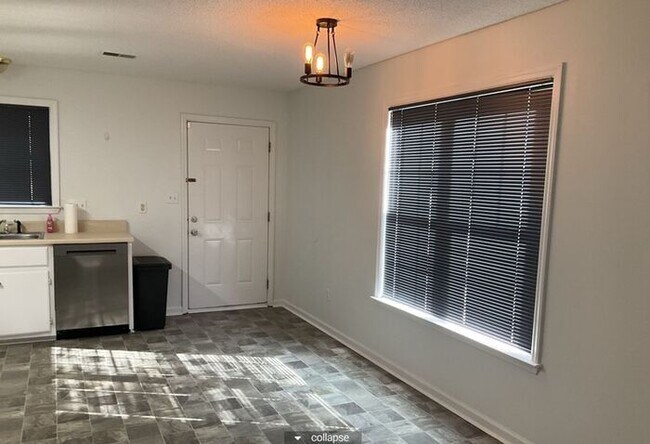 Building Photo - Northeast Townhome