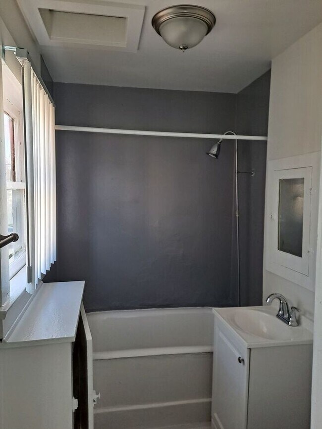 Building Photo - North Park- Jr 1 bedroom upstairs