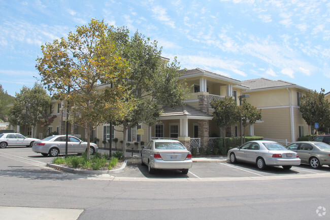 Building Photo - Holiday Simi Hills