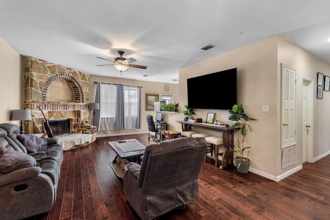 Photo - 1526 Cliff Creek Dr House