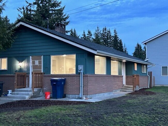 Building Photo - 3 Bedroom Home