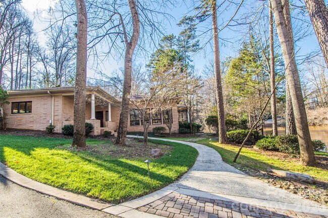Foto del edificio - 3911 Lakeside Dr