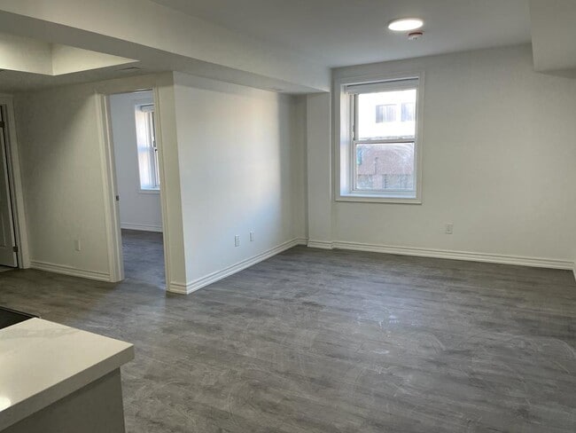 Building Photo - 5 Simcoe St S