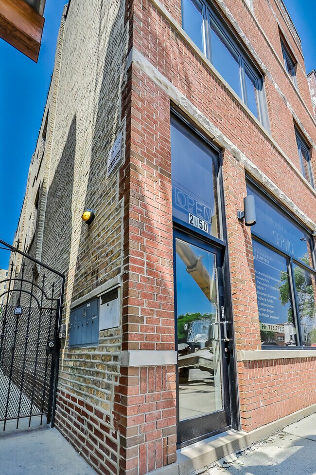 Building Photo - 2050 N Western Ave