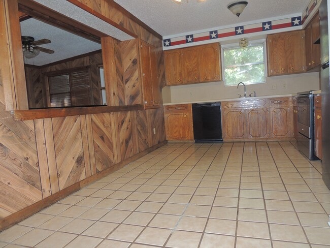 Building Photo - 2187 Glenwood Dr