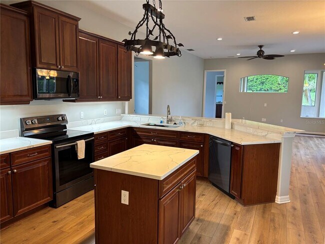 Building Photo - 7632 Drayton Cir