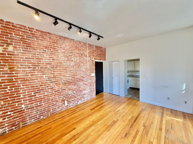 Building Photo - Dupont Prime Location Tree-Lined Corcoran St & 17th 1 bed 1 bath Condo UTILITIES INCLUDED.