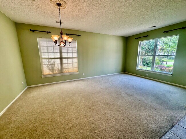Building Photo - Outstanding Two Bedroom Home in Sun City!