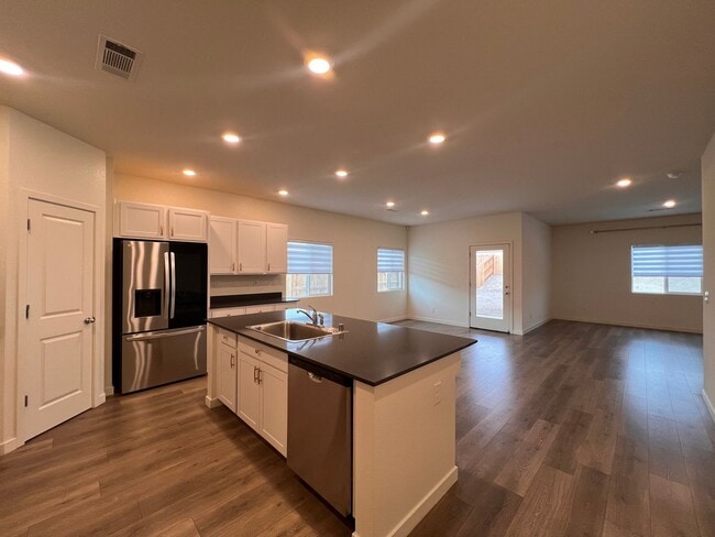 Foto del edificio - Beautiful newer, 4 Bedroom 2 Bath Home in Fernley