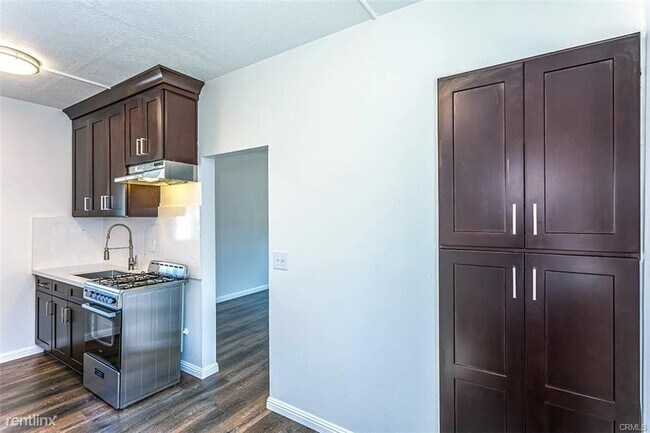 Building Photo - 1 br, 1 bath Triplex - 3644 Van Buren Blvd...