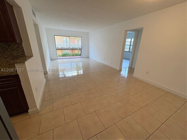 Foto del edificio - 633 S Royal Poinciana Blvd