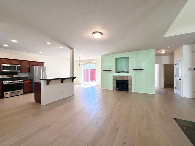 Foto del edificio - 4 Bed 3 Bath Single Family Home in Central Beaverton!! MOVE IN SPECIAL
