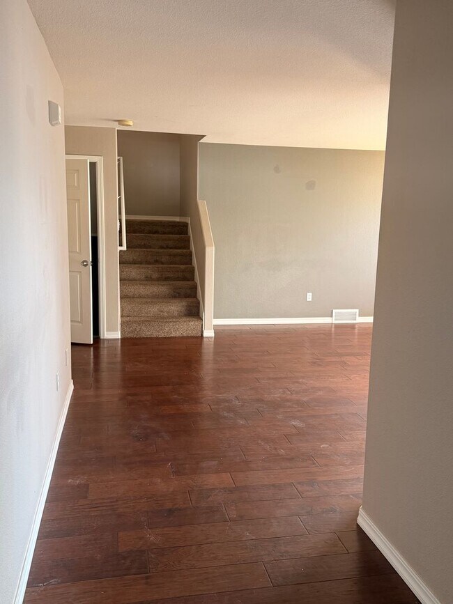 Foto del edificio - Bright & Spacious 5-Bedroom Home with 3-Car Garage – Available Now