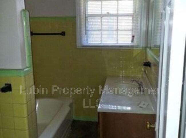 Building Photo - 3428 Kimball Ave