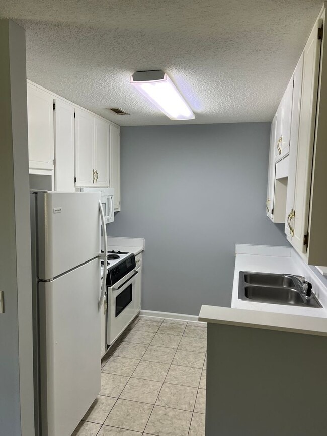 Building Photo - 113 Pineridge Dr