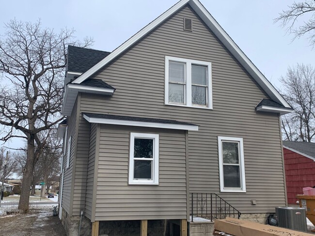 Building Photo - Fully Renovated
