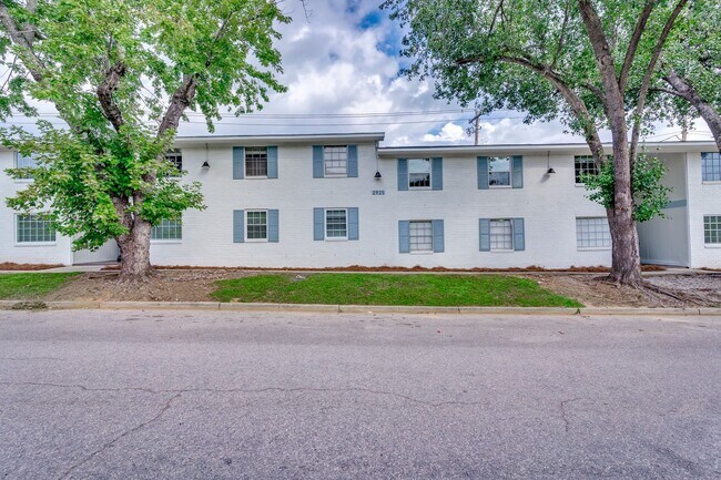 Building Photo - Charming 1-bedroom, 1-bath apartment located in the highly sought-after Rosewood area! - Apt 8