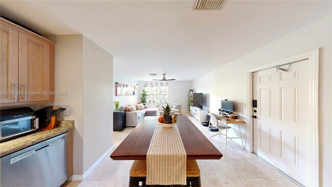 Foto del edificio - 530 NE 15th Ct
