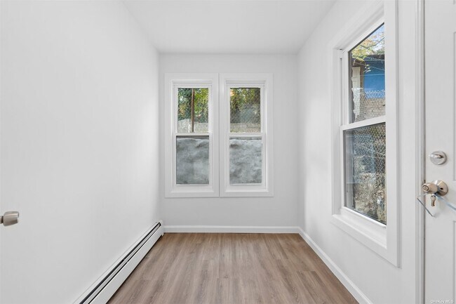 Foto del edificio - 295 McLean Ave