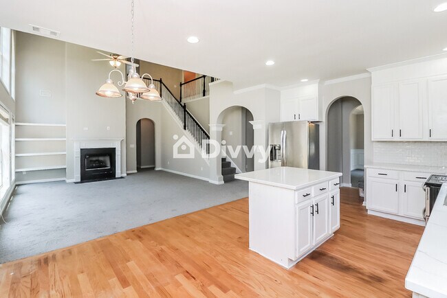 Building Photo - 5456 The Vyne Ave