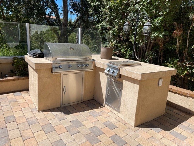 Building Photo - 5 Argos