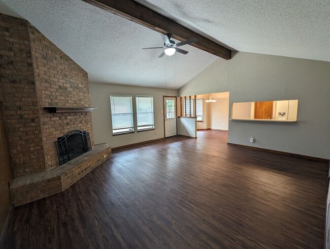Building Photo - Western Oaks 3-2-2