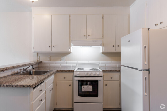 1BR, 1BA - 625SF - Kitchen - The Majestic Apartments