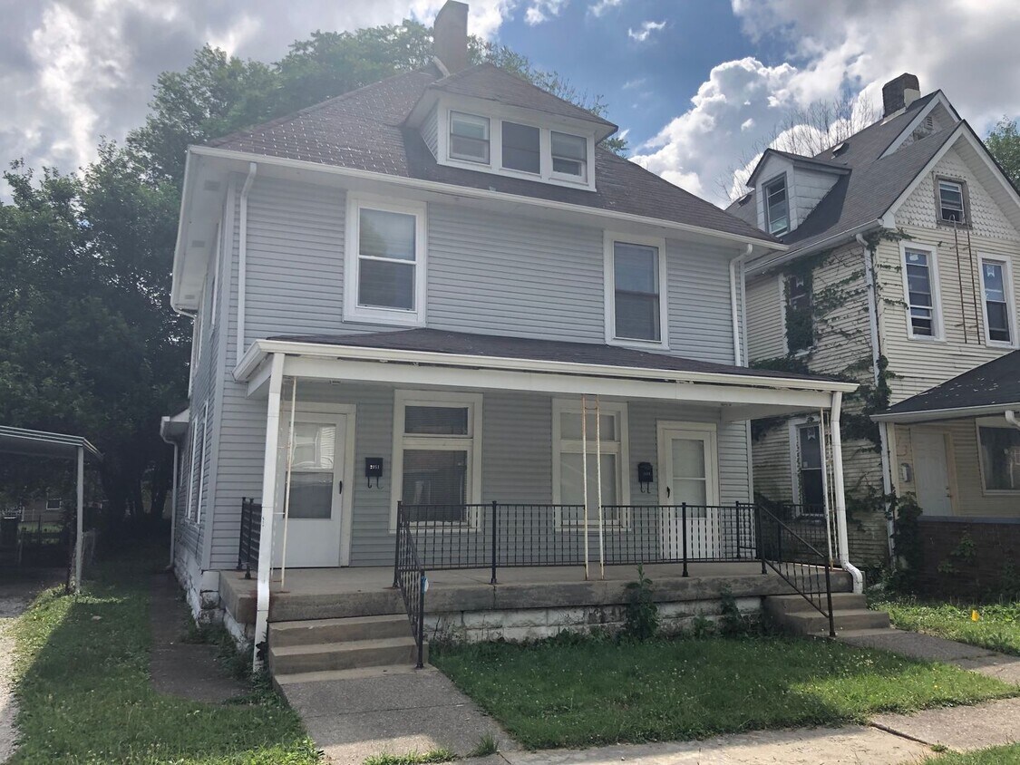 Primary Photo - Spacious 2 Bedroom Half Double