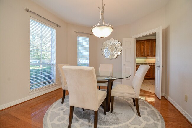 Foto del edificio - 4034 Glen Cove Dr