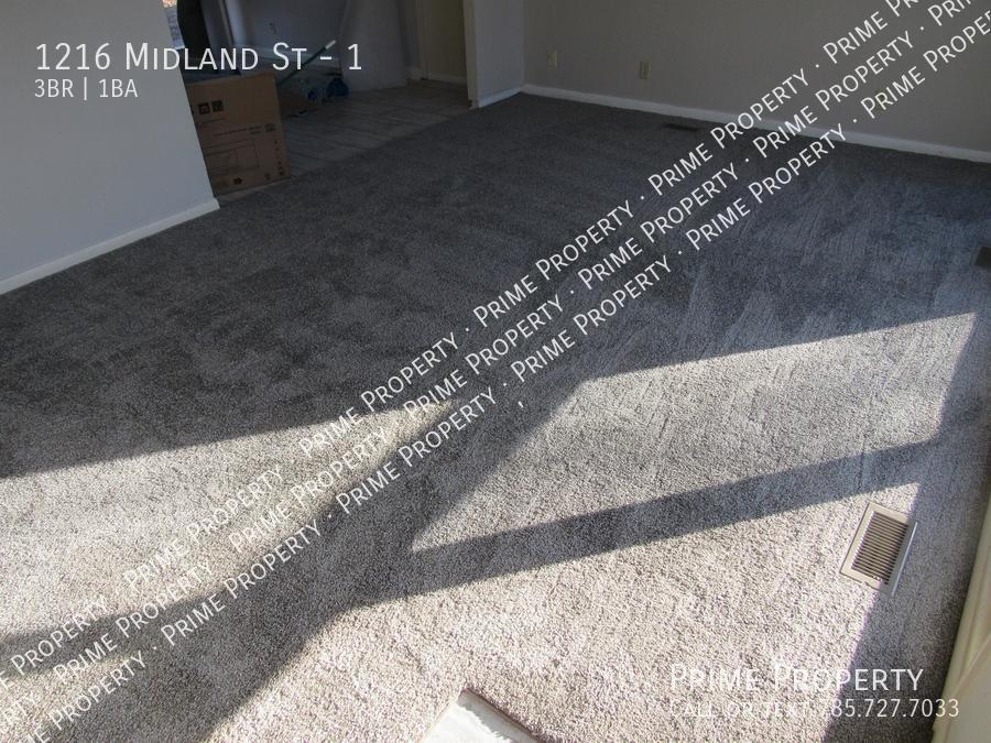 Primary Photo - 1216 Midland St