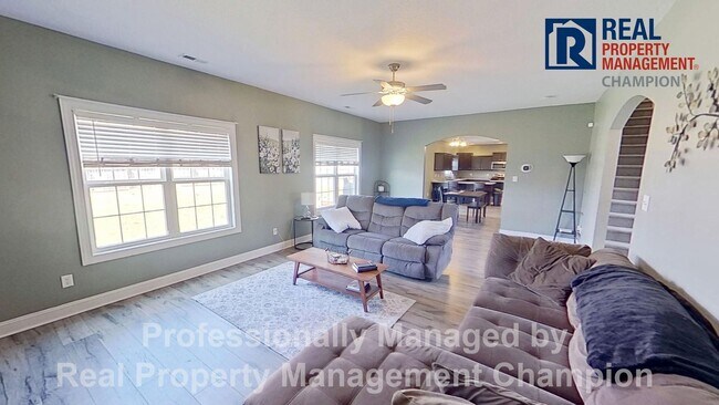 Foto del edificio - Gorgeous 4 BD/3.5 BA Executive Home w/Spacious Fenced Yard