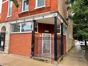 Building Photo - 1356 N Bell Ave