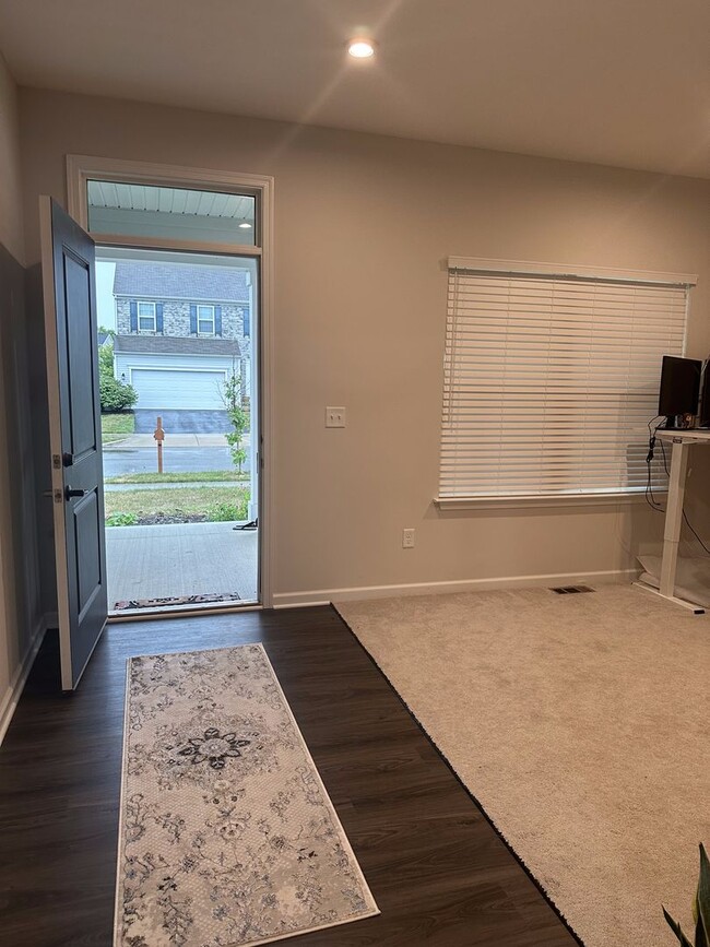 Building Photo - 3 Bedroom Single Family w/ Finished Baseme...