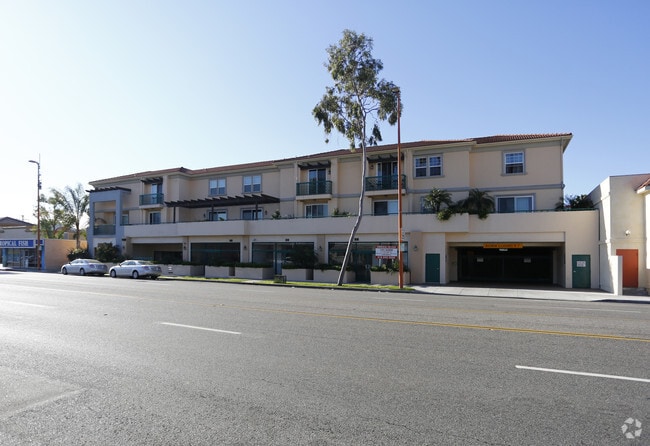 Building - The Colorado Villas