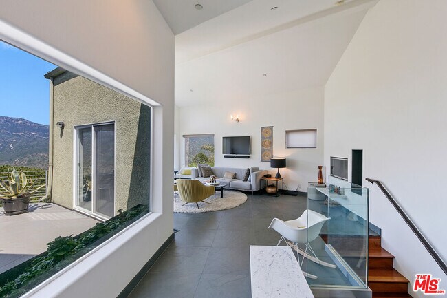 Foto del edificio - 2044 Corral Canyon Rd