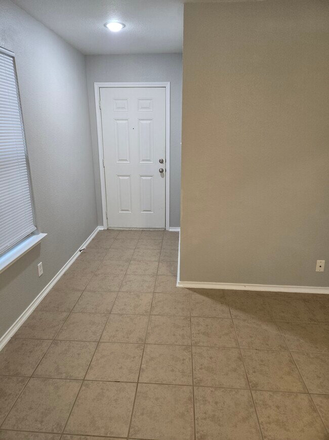 Building Photo - 210 Calixto Ct