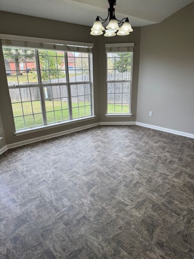 Building Photo - Renovated 4 Bedroom 2 Bath Home with Upsta...