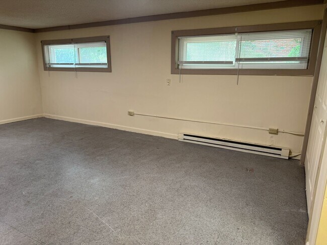 Foto del edificio - Spacious 1 Bedroom Apartment - Will keep you cool this summer!