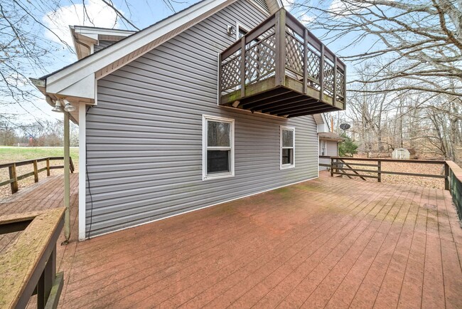 Building Photo - Lovely home on beautiful wooded corner lot