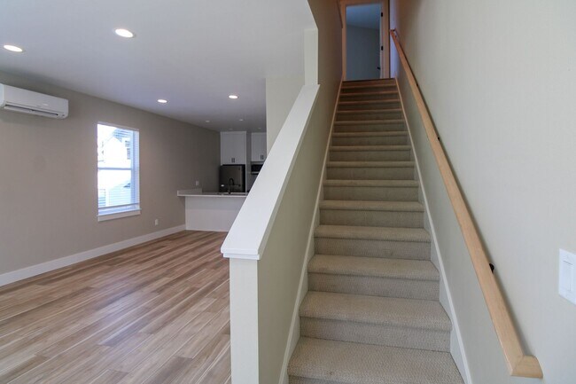 Building Photo - COMMERCIAL1725