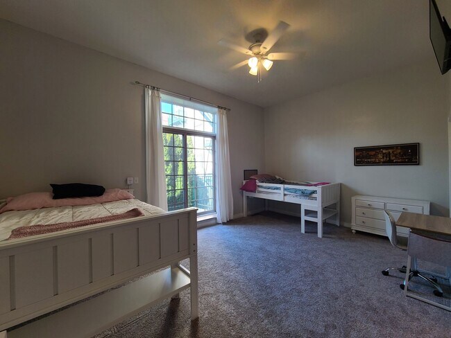 Building Photo - Fully Furnished Executive Garden Level Con...