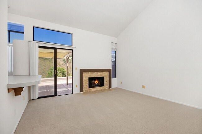 Foto del edificio - Private Back Yard with Expansive View of Tecolote Canyon!