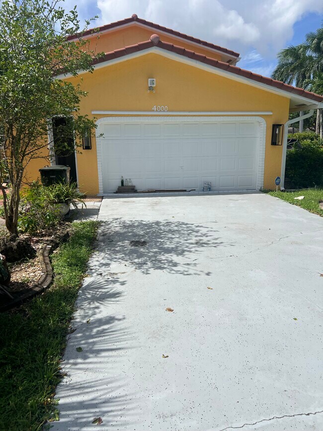 Building Photo - 4000 NW 9th Ct